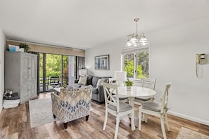 TV - 🏖️ Gorgeous Chic Beach Front Condo ➠ 5593 (Williamsburg)
