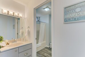 Ensemble douche/baignoire, sèche-cheveux, serviettes fournies