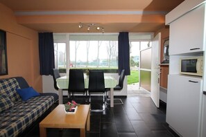 Televisie, een dvd-speler en een stereo