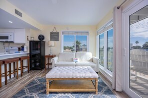 Televisión de pantalla plana y estéreo 