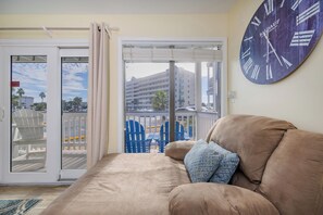 Televisión de pantalla plana y estéreo 