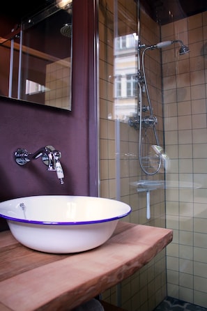 Douche, sèche-cheveux, serviettes fournies
