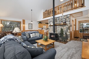 Smart TV, fireplace, video games, DVD player - IMMACULATE MCCALL CABIN-Very Close to Downtown/Lake/Skiing - “The Cabin’s House” (McCall)
