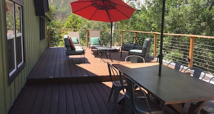 Heart of downtown, huge rooftop patio and air conditioning!