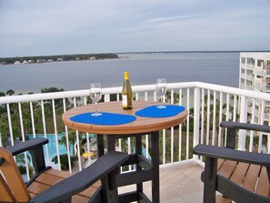 Outdoor dining - Bay side Penthouse- Breath taking/BEST VIEWS-2 balconies (Fort Walton Beach)