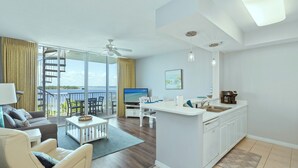 Een moderne woonkamer met een bank, salontafel en balkon met uitzicht.