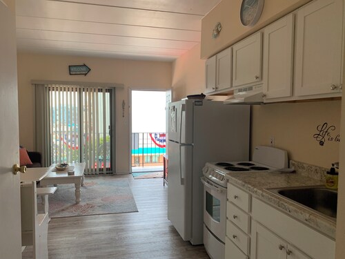 Comfy condo 1 block to beach and boards. Perfect for your family beach vacation!