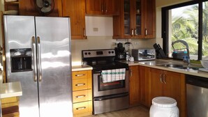 Coffee/tea maker, full-sized fridge, microwave, stovetop - Villas Vacacionales Los Cabos (Taxisco)