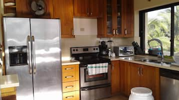 Full-size fridge, microwave, stovetop, coffee/tea maker