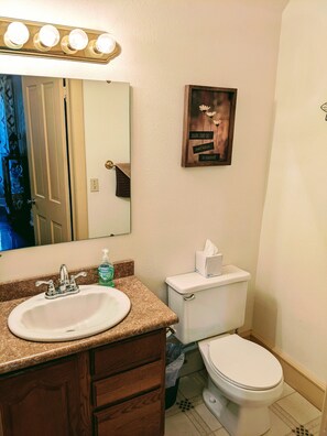 Tina con regadera, secadora de cabello, toallas, jabón 