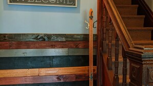 Una escalera de madera con un letrero que dice 'WELCOME'.