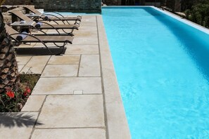 Piscine extérieure, chaises longues
