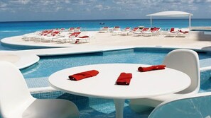 Breakfast, lunch, dinner served; international cuisine  - Cancun Bay Suite (Cancun)