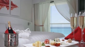 Deluxe Room, 2 Double Beds | Room service - dining - Cancun Bay Suite (Cancun)