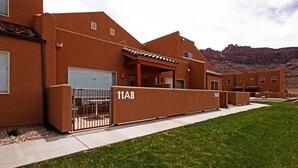 Un edificio moderno con techo plano y un patio cubierto.