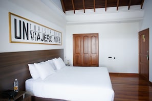 Deluxe Studio Suite, Hot Tub, Tower | Premium bedding, individually decorated, laptop workspace