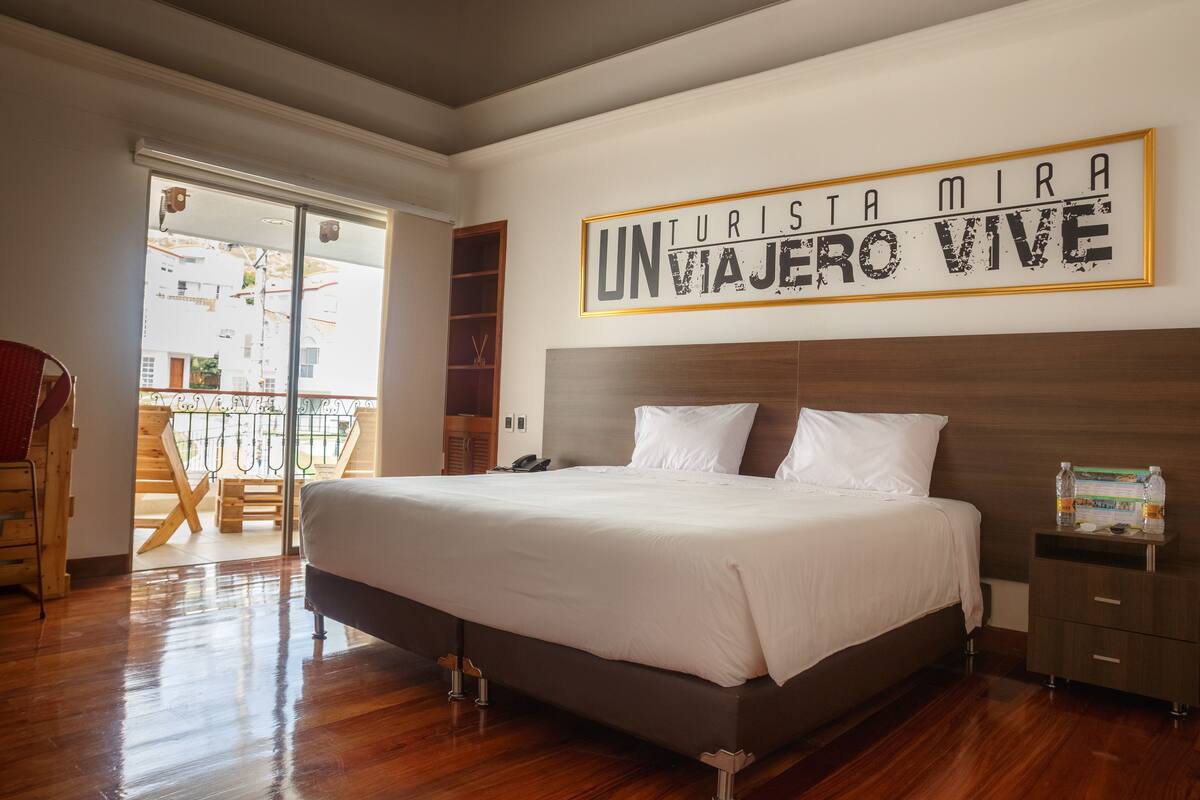 Deluxe Studio Suite, Hot Tub, Tower | Premium bedding, laptop workspace, blackout curtains, soundproofing