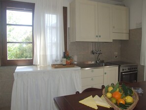Refrigerador, horno, lavavajillas y cafetera y tetera 