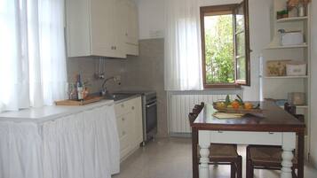 KĂŒhlschrank, Ofen, GeschirrspĂŒler, Wasserkocher mit Kaffee-/Teezubehör