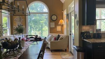 Een smart-tv, een open haard, tafelvoetbal en een tafeltennistafel