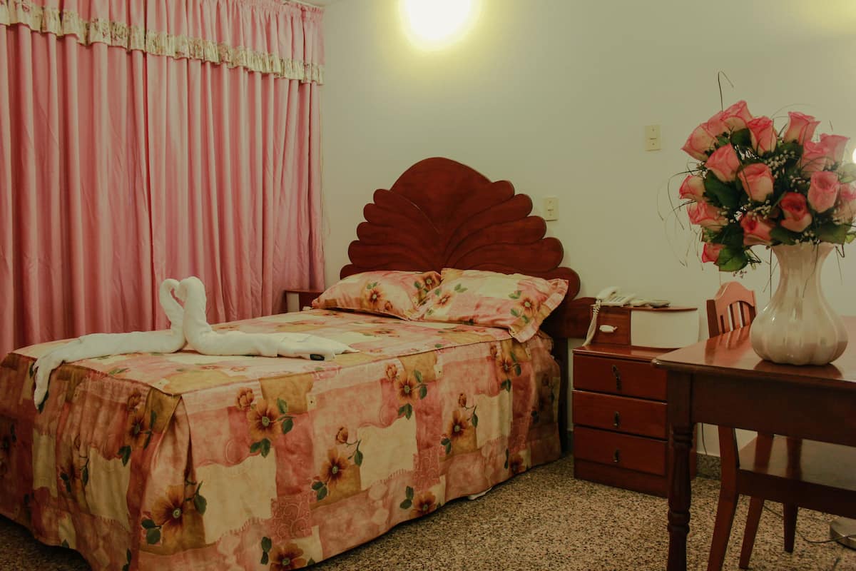 Single Room | In-room safe, desk