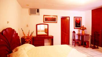 Quarto casal | Cofres nos quartos, escrivaninha