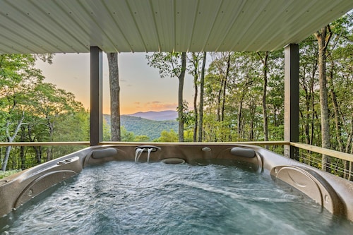 4BR Lodge, vistas, jacuzzi, mesa de billar, ping-pong, sauna, 2 salas de estar, 2 cocinas, minutos para Boone