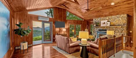 薄型テレビ、暖炉、DVD プレーヤー、卓球台