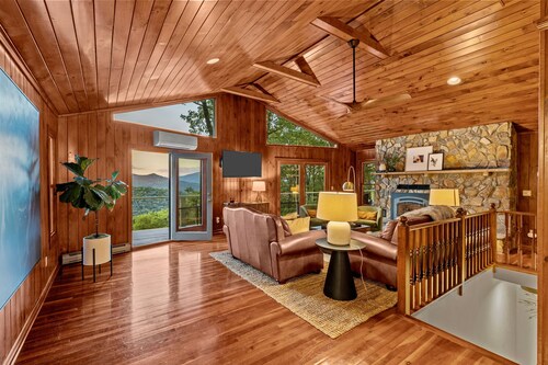 Longview Lodge: 4BR Boone Cabin w/ Sauna, Hot Tub, Pool Table & Incredible Views!