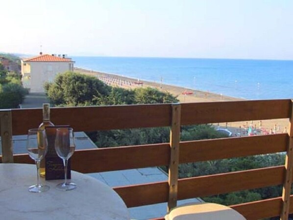 Outdoor dining - Nautilus 3+2 - One Bedroom Apartment, Sleeps 5 (Marina di Castagneto Carducci)