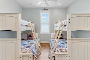 4 habitaciones, escritorio y tabla de planchar con plancha