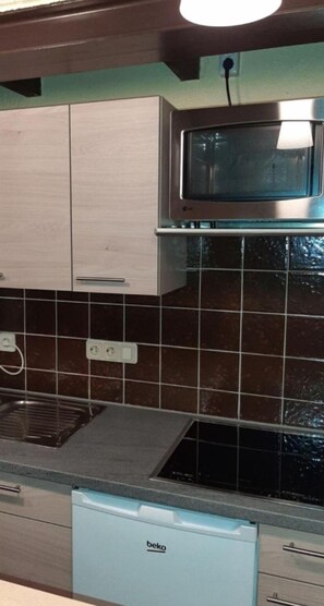 Kühlschrank, Mikrowelle, Wasserkocher mit Kaffee-/Teezubehör, Toaster