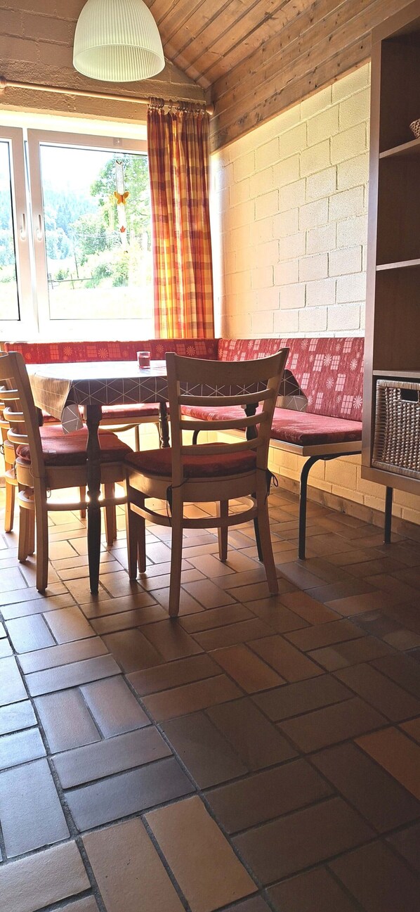 A dining area with a table and chairs, a bench, and a bookshelf. - Typ Biberbau - Three Bedroom Resort, Sleeps 6 (Bestwig)