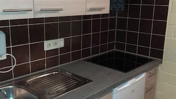 雪櫃、微波爐、咖啡機/沖茶器、多士爐