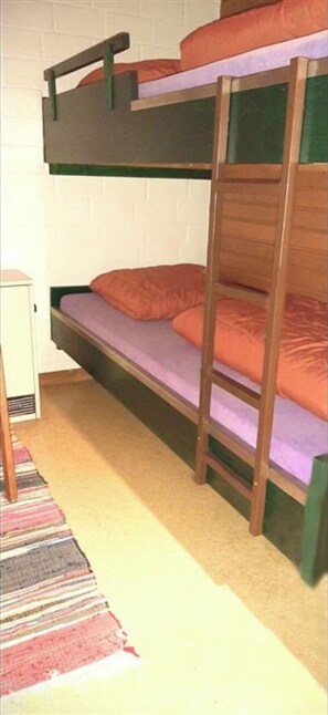 3 bedrooms, travel cot