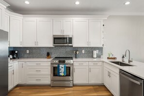 ثلاجة، ميكروويف، فرن، غسالة أطباق