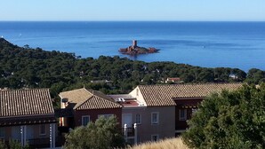 A coastal town with buildings, a prominent tower, and a clear view of the sea. - Sublime ocean view Access to all swimming pools offered. Comfortable and clean (Saint-Raphaël)
