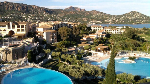 A resort with multiple swimming pools, a central courtyard, and buildings with balconies. - Sublime ocean view Access to all swimming pools offered. Comfortable and clean (Saint-Raphaël)