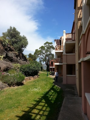Property grounds - Sublime ocean view Access to all swimming pools offered. Comfortable and clean (Saint-Raphaël)