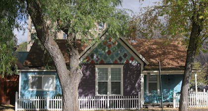 Be in the middle of it all in the cutest downtown Victorian THOROUGH SANITIZING