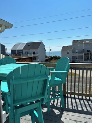 Outdoor dining - Runnin' Down A Beach,  3 bedroom home with Ocean views and Bay access ⛱ (Sneads Ferry)