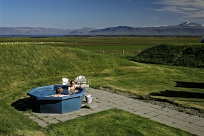 Outdoor spa tub - Reykholar HI Hostel (Reykholar)