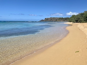 Plage, chaises longues, serviettes de plage