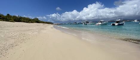 På stranden, solsenger og strandhåndklær