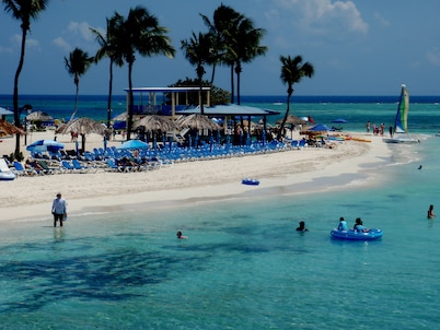 BEACHFRONT > 5 STAR > 2 LEVEL PENTHOUSE VILLA > MAGNIFICENT PANORAMIC VIEWS