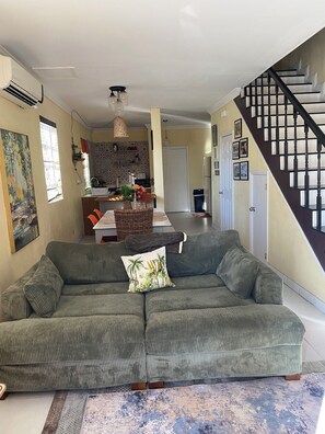 Smart TV, ping pong - Modern & Spacious Townhouse near Beaches, Airport, Grocery Stores & Resataurants (Nassau)