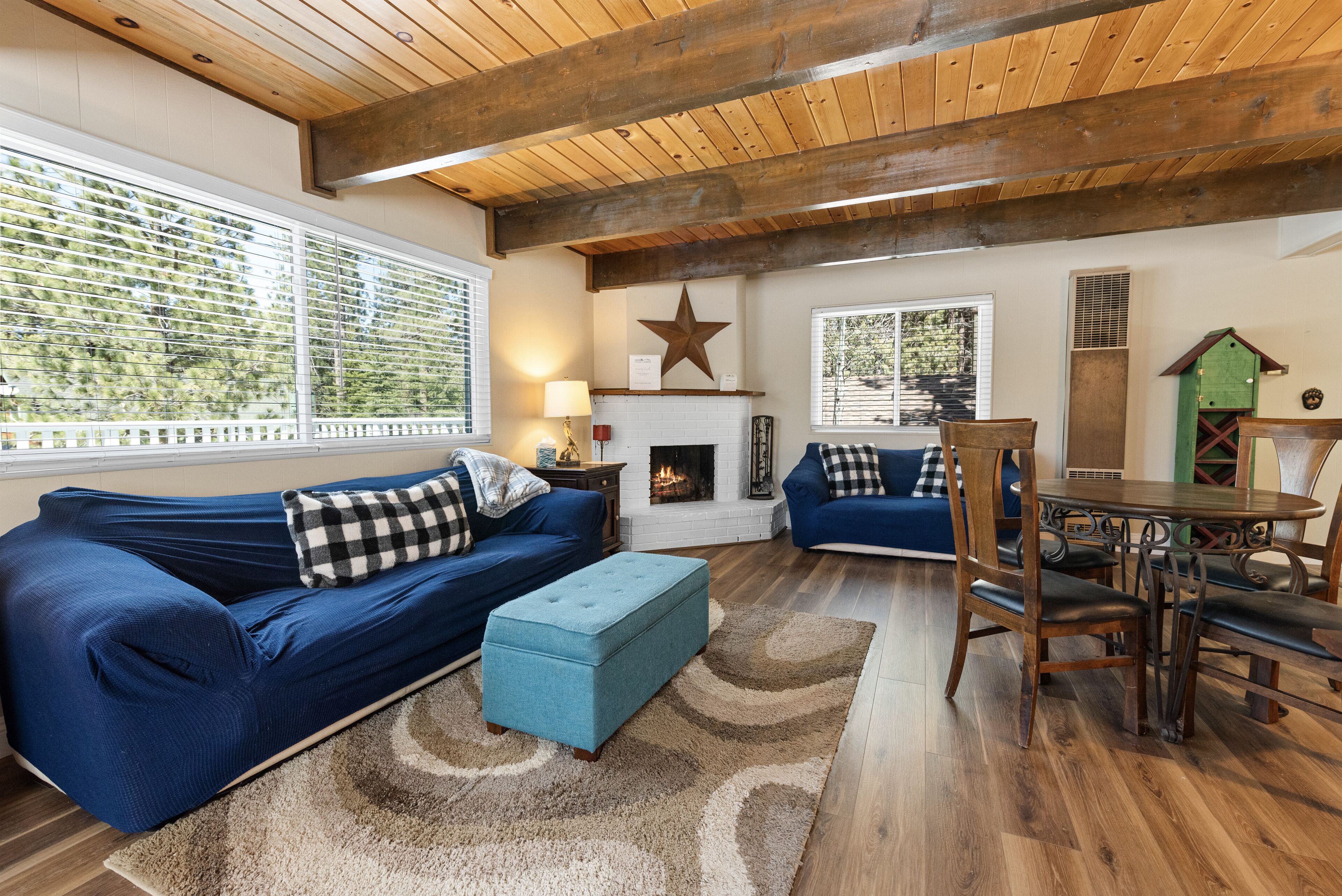 Alpine Oasis - Your Perfect Mountain Retreat with a large Deck, Fenced Yard, and Ample Parking!