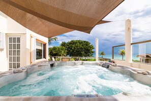 Bañera de hidromasaje al aire libre