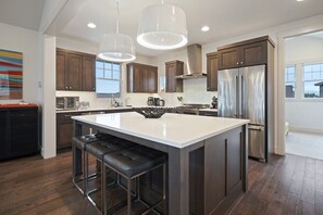 Fridge, microwave, oven, stovetop - Cairn - Tetherow Executive Retreat, Private Hot Tub, Modern (Bend)