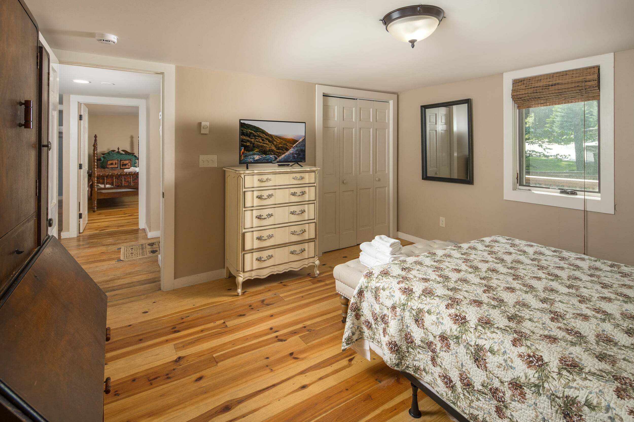 6 bedrooms, WiFi (free), bed sheets